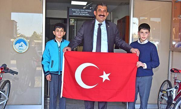 Türk bayrağını öpen çocuklar bulundu: Bayrağımız bizim her şeyimizdir