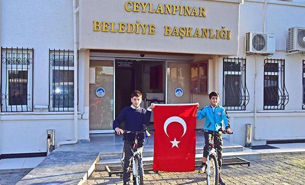 Türk bayrağını öpen çocuklar bulundu: Bayrağımız bizim her şeyimizdir