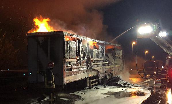 TEM’de karton yüklü tır alev alev yandı, trafik kilitlendi