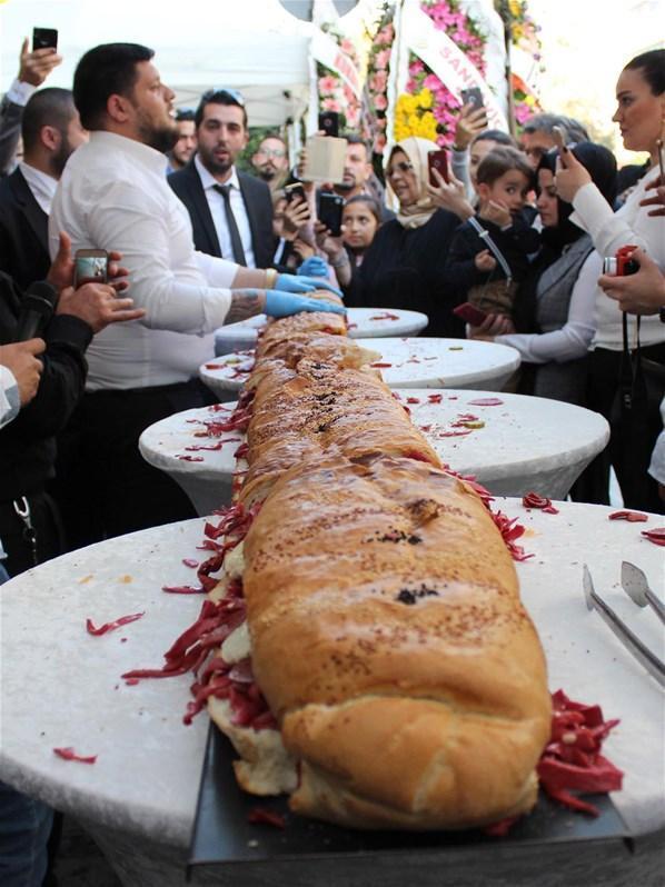 3,5 metrelik sandviç görenleri şaşırttı