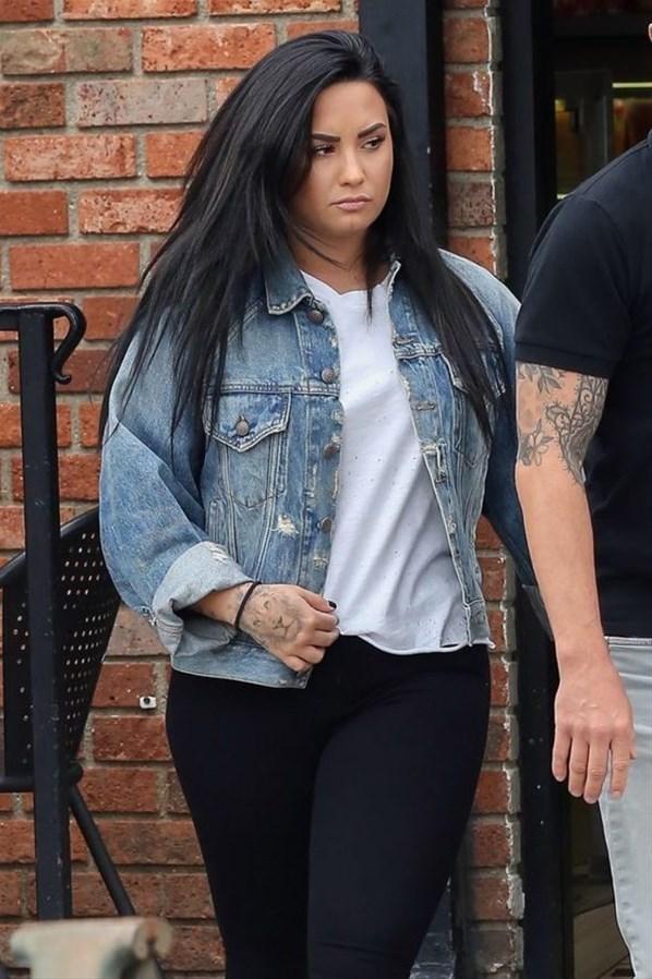 Demi Lovato hızla kilo alıyor