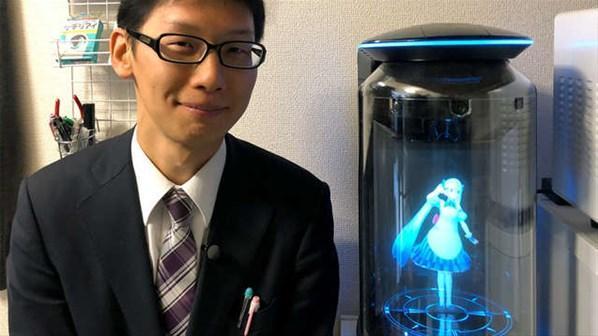 Bir hologramla evlendi