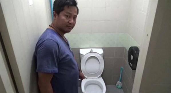 Tuvalette saklanan 3 metrelik piton adamın cinsel organını ısırdı