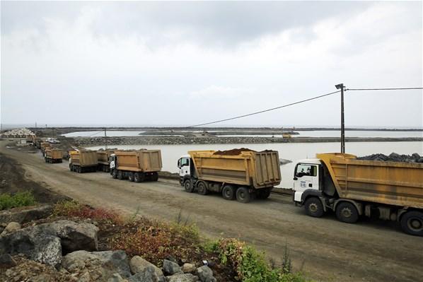 Rize-Artvin Havalimanında denize 14,5 milyon ton taş döküldü