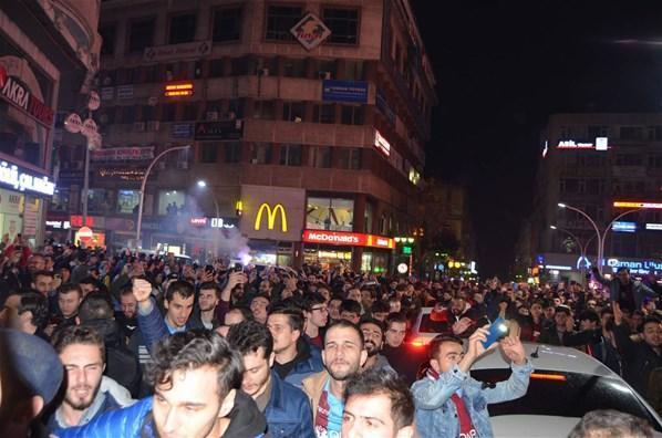 Trabzonda büyük sevinç Binler sokağa döküldü
