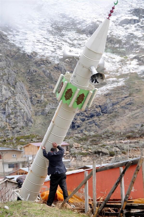 Çığ yıkmasın diye minareyi bu yıl da yatırdılar