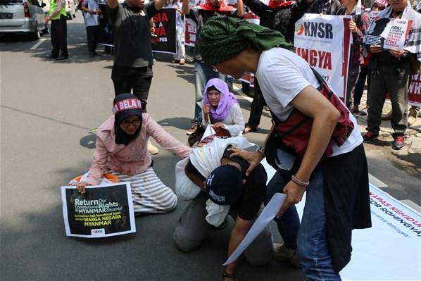 Endonezyada Arakanlı Müslümanlara destek gösterisi