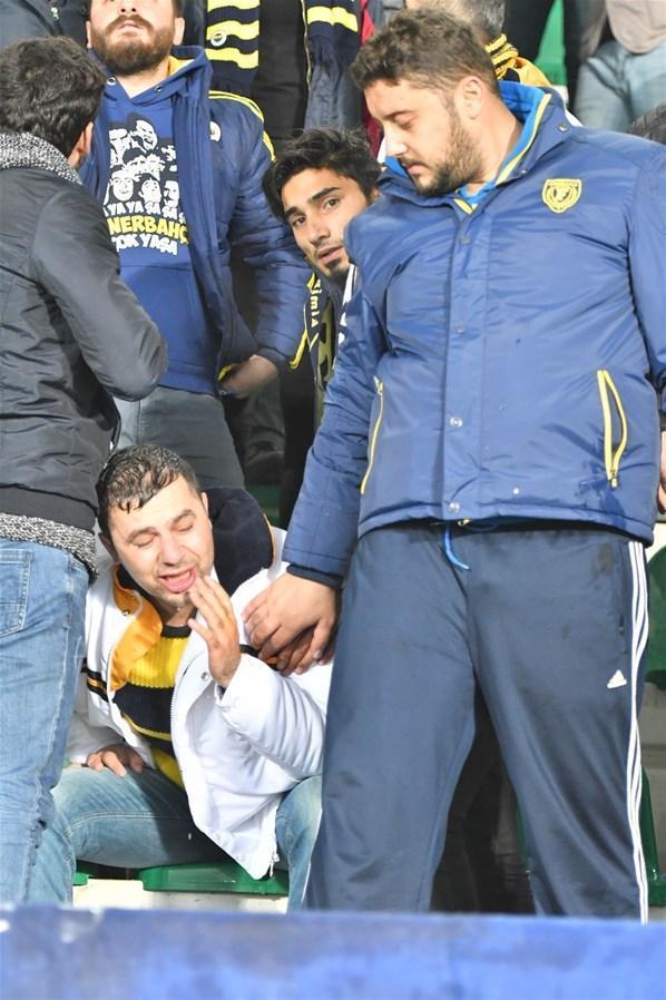 Akhisarda Fenerbahçe tribününde kan aktı