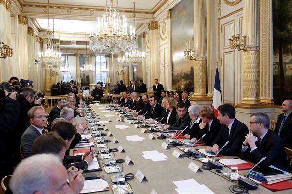 Emmanuel Macron, sarı yelekliler ile aynı masada