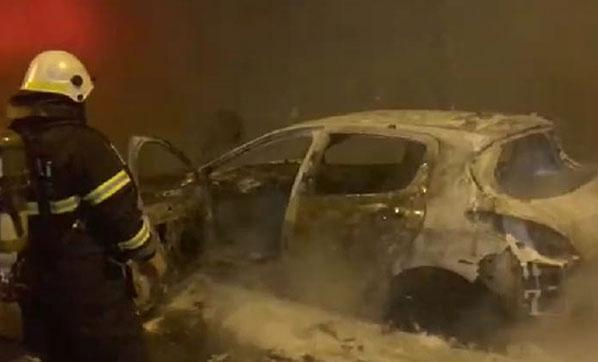 Seyir halindeki otomobil tünelde yanarak kül oldu
