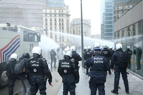 Brükselde göç karşıtı gruba polis müdahalesi