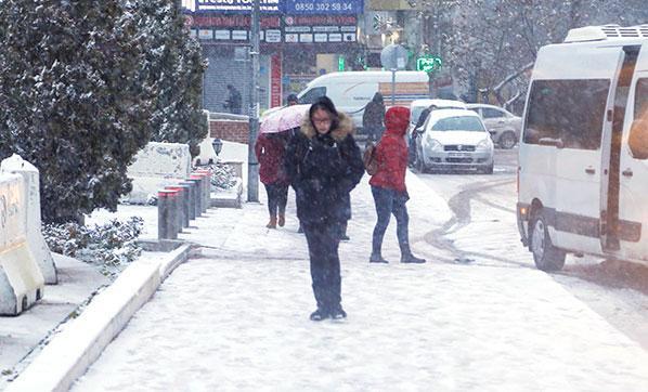 Kar ve yağmur İstanbul ile Trakyada etkiliyor oluyor Bazı illerde okullar tatil edildi...