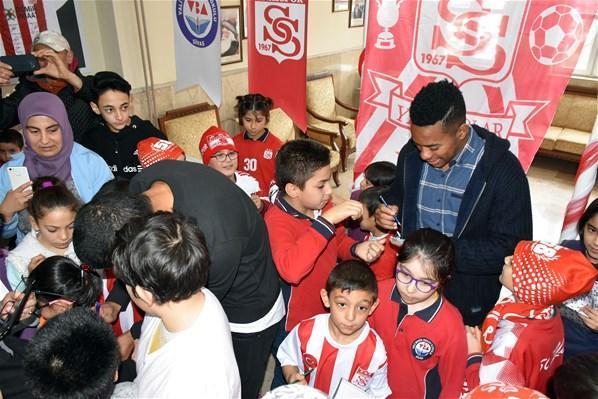 Sivassporda futbolcular, öğrencilerle buluştu
