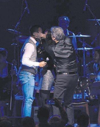 Cengiz Kurtoğluna sahnede öpücük şoku