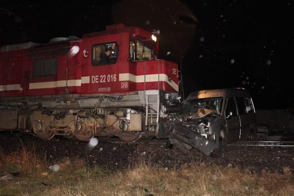 Yük treni, hafif ticari araca çarptı: 1 ölü, 1 yaralı