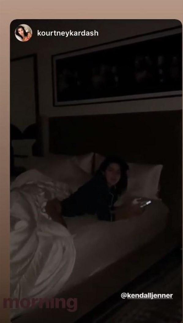 Kourtney Kardashian, Kendall Jennerın yatak odasına daldı