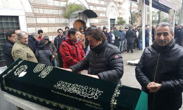 Sanatçı Selami Şahin vefat eden ağabeyini son yolculuğuna uğurladı
