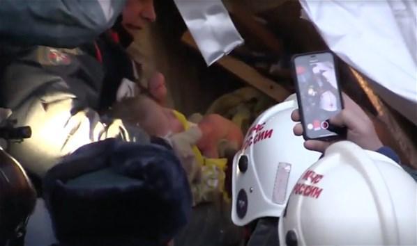 30 saat enkaz altında kalan bebek kurtarıldı