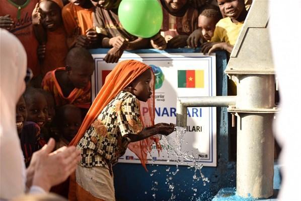 Gamze Özçelik ve gönüllüler Kamerunda su kuyuları açtı