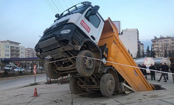 Beton zemin çöktü, kamyon içine düştü