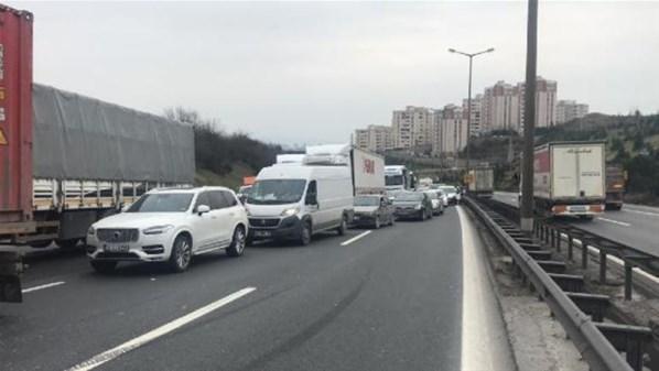 Kocaelide TEMde kaza; İstanbul yönü ulaşıma kapandı