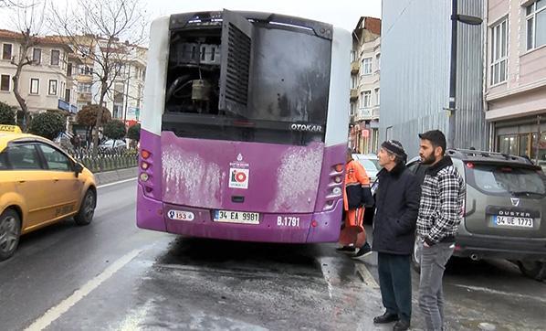 Fatihte seyir halindeki halk otobüsü yandı