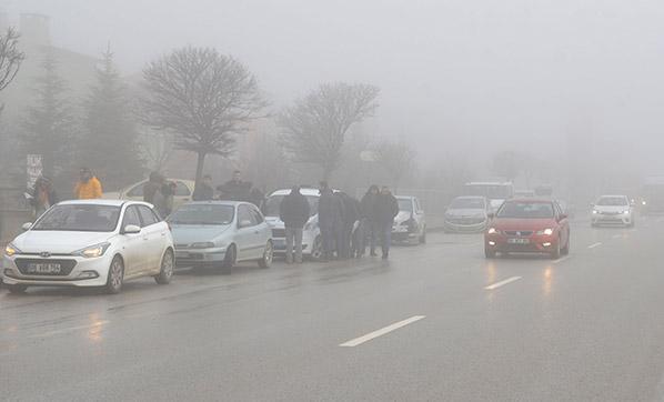 Ankarada, sisli yolda 25 araç birbirine girdi