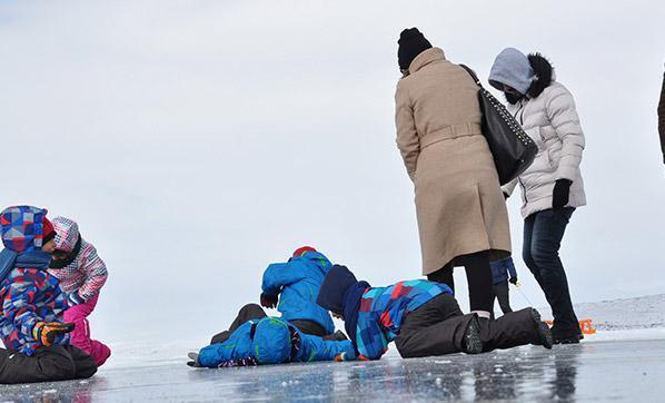 Hayatlarında ilk kez buz gören çocuklar ne yapacağını şaşırdı