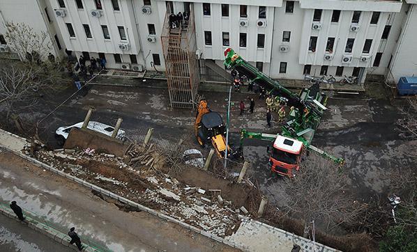İstanbulda istinat duvarı araçların üzerine yıkıldı