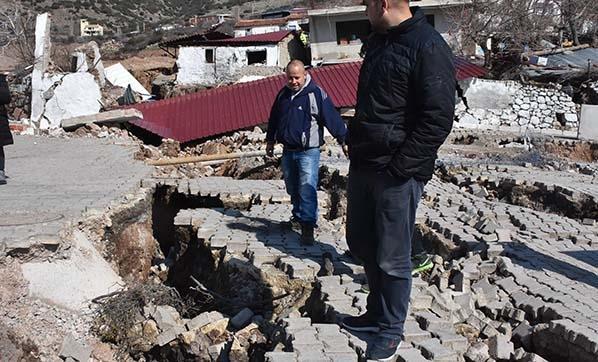 İzmirde toprak kayması sonucu 12 ev tahliye edildi