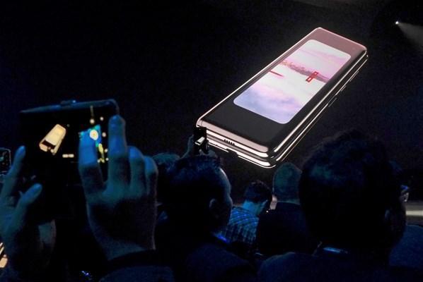 Galaxy Fold: Ekranı katlanabilen telefon gerçek oldu