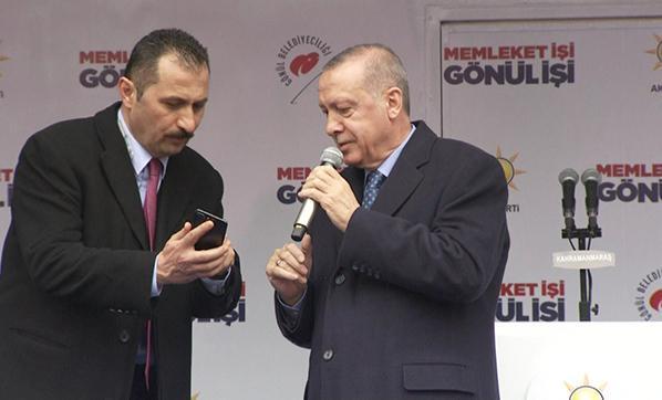 Cumhurbaşkanı Erdoğan, telefon gelince konuşmasına bir süre ara verdi