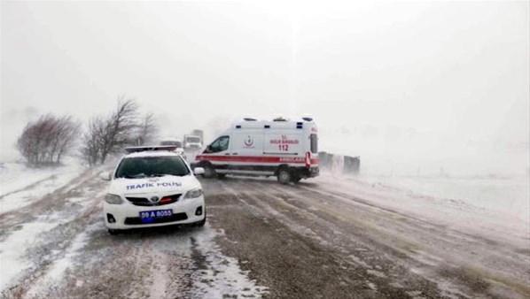 Trakyada kar ve tipi nedeniyle otobüs devrildi: 4 yaralı