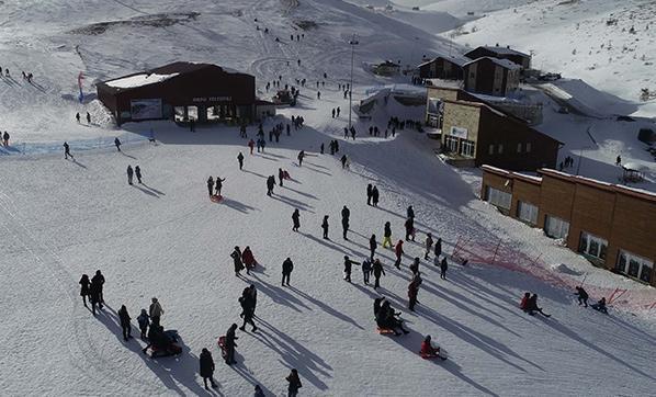 Türkiyenin denize en yakın kayak merkezine ziyaretçi akını
