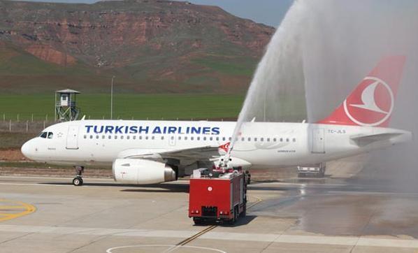 Siirt Havalimanına inen THY uçağı su takıyla karşılandı