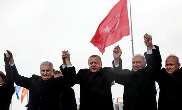 Cumhurbaşkanı Erdoğanın tepkisi sert oldu: Birilerine peşkeş çekiyorlar