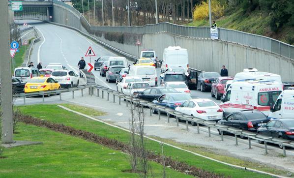 İstanbulda hareketli dakikalar Yol tamamen trafiğe kapatıldı