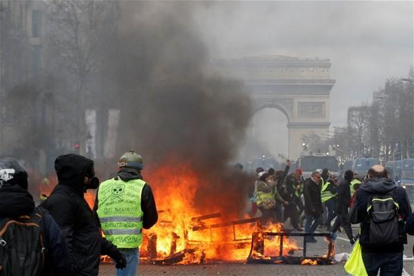 Fransa karıştı Sokaklar savaş alanı