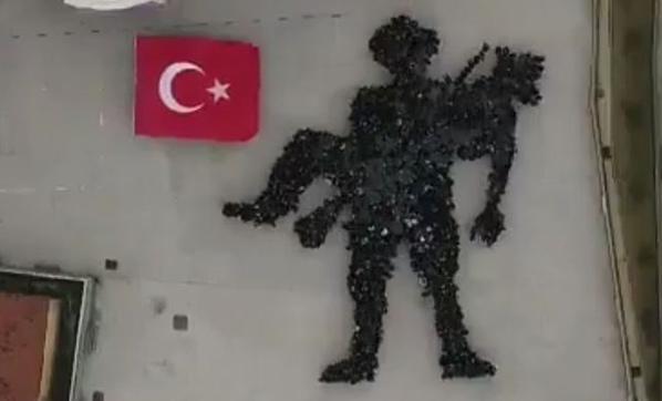 Öğrenciler, bedenleriyle Mehmetçiğe Saygı Anıtı oluşturdu
