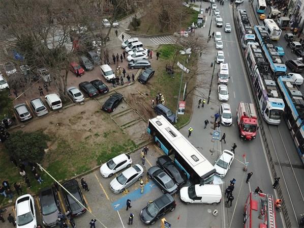 İstanbulda halk otobüsü yayalara çarptı 3 yaralı