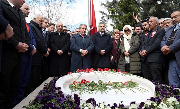 Muhsin Yazıcıoğlu, mezarı başında anıldı