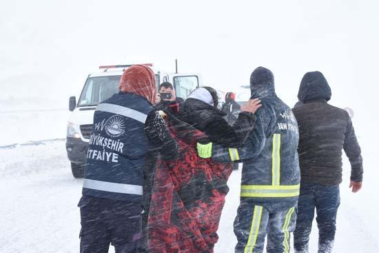 Yola çığ düştü Mahsur kalanlar ekipler tarafından kurtarıldı