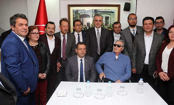 Deniz Baykal ilk ziyaretini CHP Antalya İl Başkanlığına gerçekleştirdi