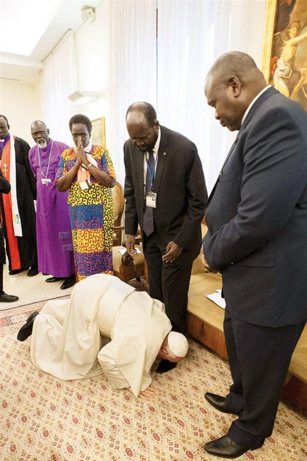 Papa, Güney Sudanlı liderlerin ayaklarını öptü