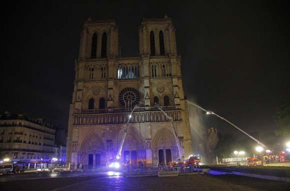Son dakika | Pariste tarihi Notre Dame Katedralinde korkunç yangın Küle döndü...