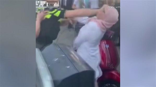 Hollanda polisinden başörtülü kadına çirkin saldırı