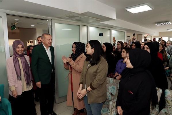 Cumhurbaşkanı Erdoğan, TÜRGEV yurdunu ziyaret etti