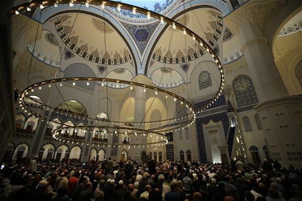 İstanbulda ilk teravih namazı kılındı