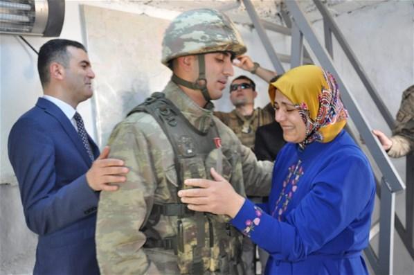Derecikteki askere Anneler Günü sürprizi