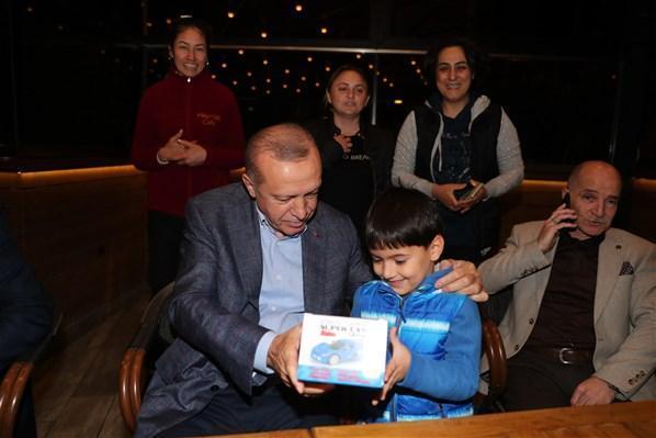 Cumhurbaşkanı Erdoğan, kafede vatandaşlarla sohbet etti